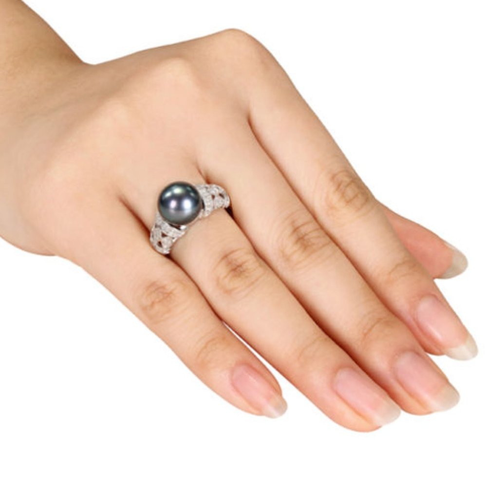 Beautiful Silver Round Cut Black Pearl Ring